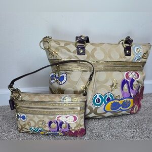 COACH VINTAGE POPPY KHAKI SIGNATURE APPLIQUÉ GLAM TOTE, ZIP TOP LARGE WRISTLET